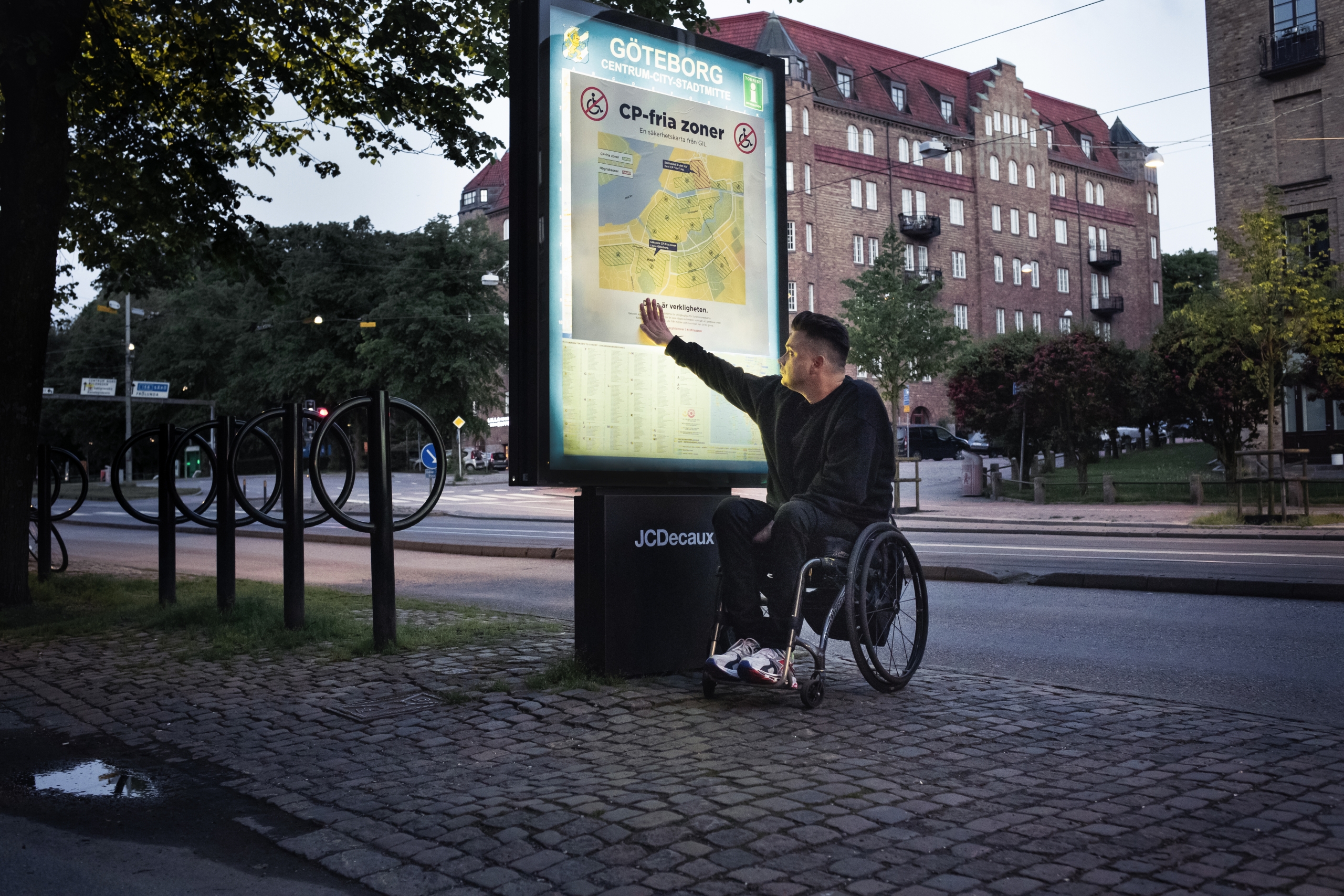 Anders Westgerd framför stadskarta som visar Göteborgs CP-fria zoner.