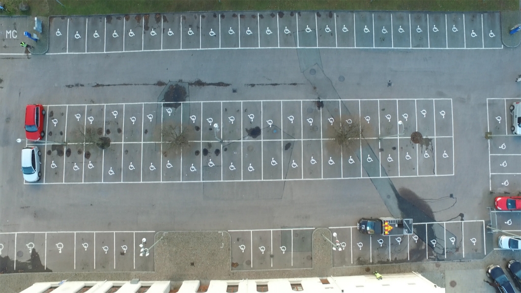 Bild från ovan, 96 av 96 parkeringsplatser har handikappsymbol målat