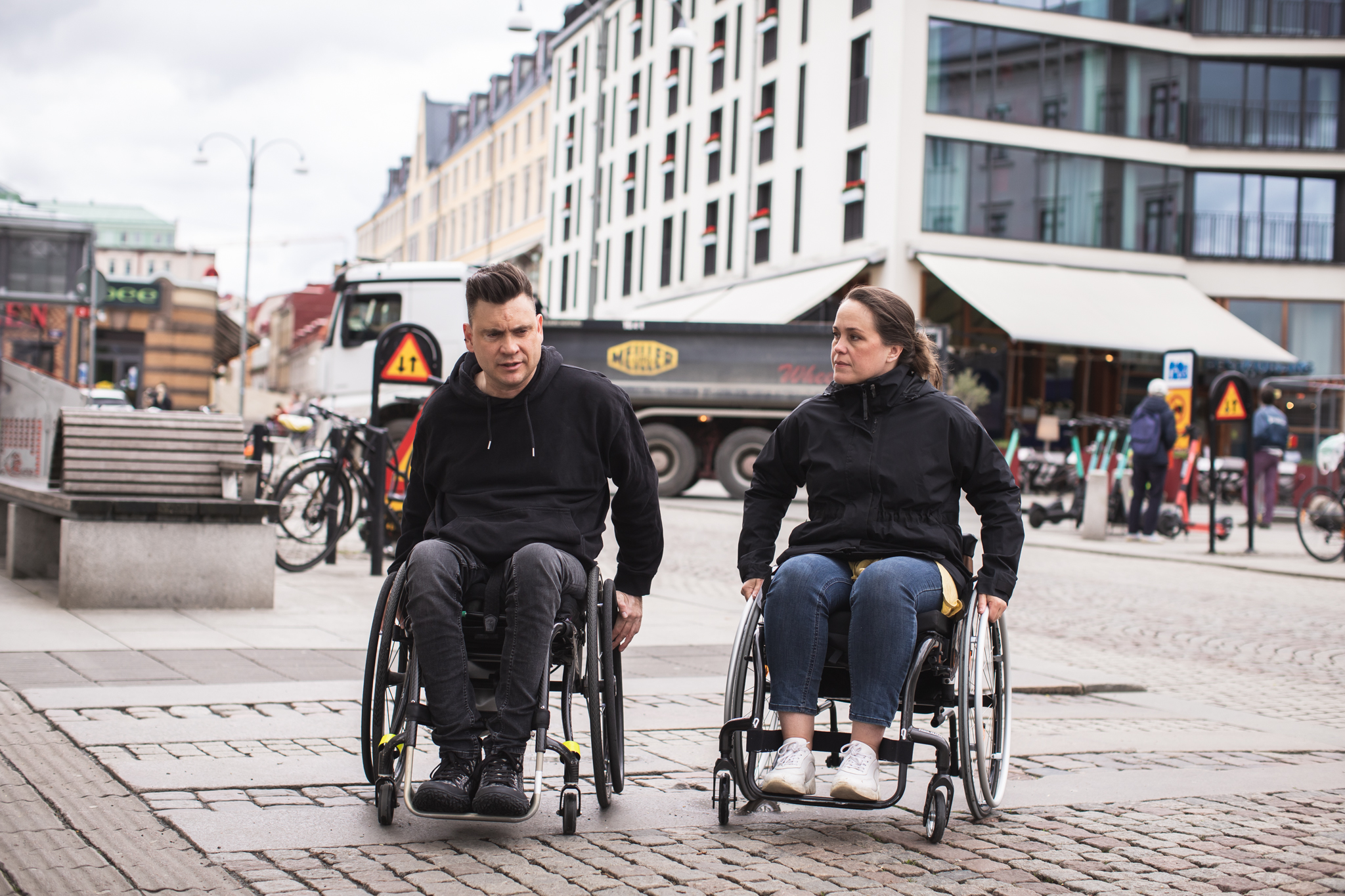 Anders Westgerd och Annasara Perslow i rullstolar i centrala Göteborg