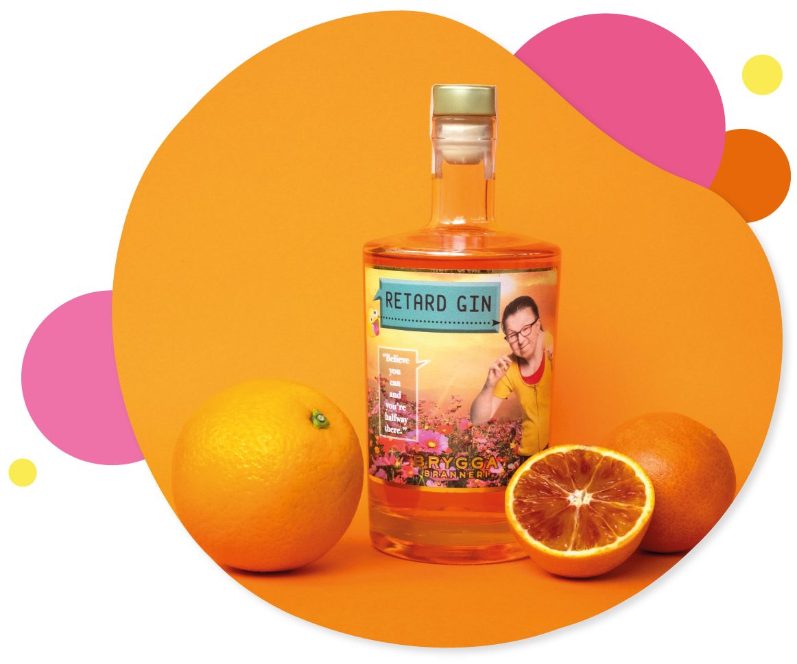 Flaska med gin och apelsiner