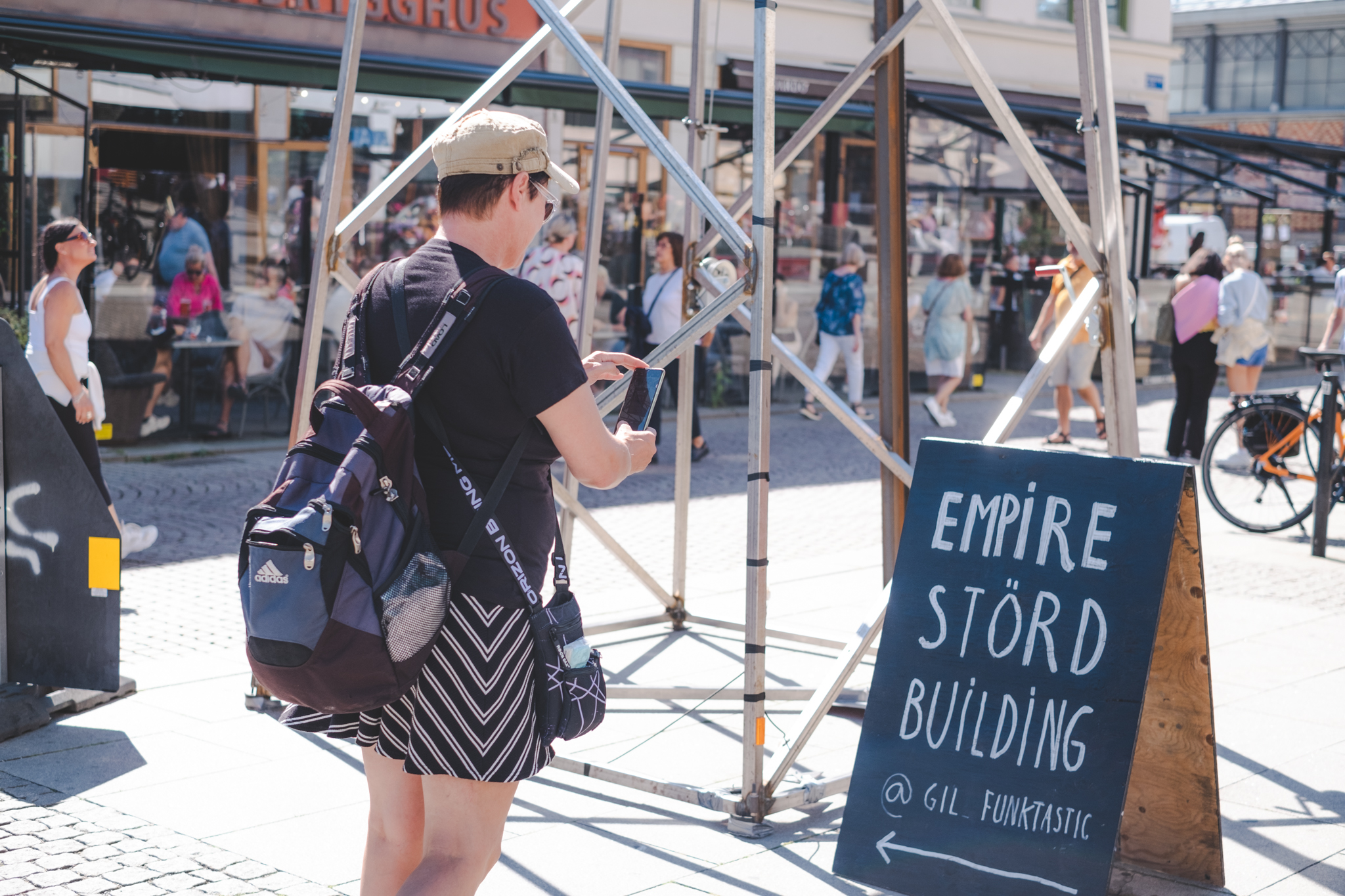 En person fotar av en skylt där det står Empire Störd Building.